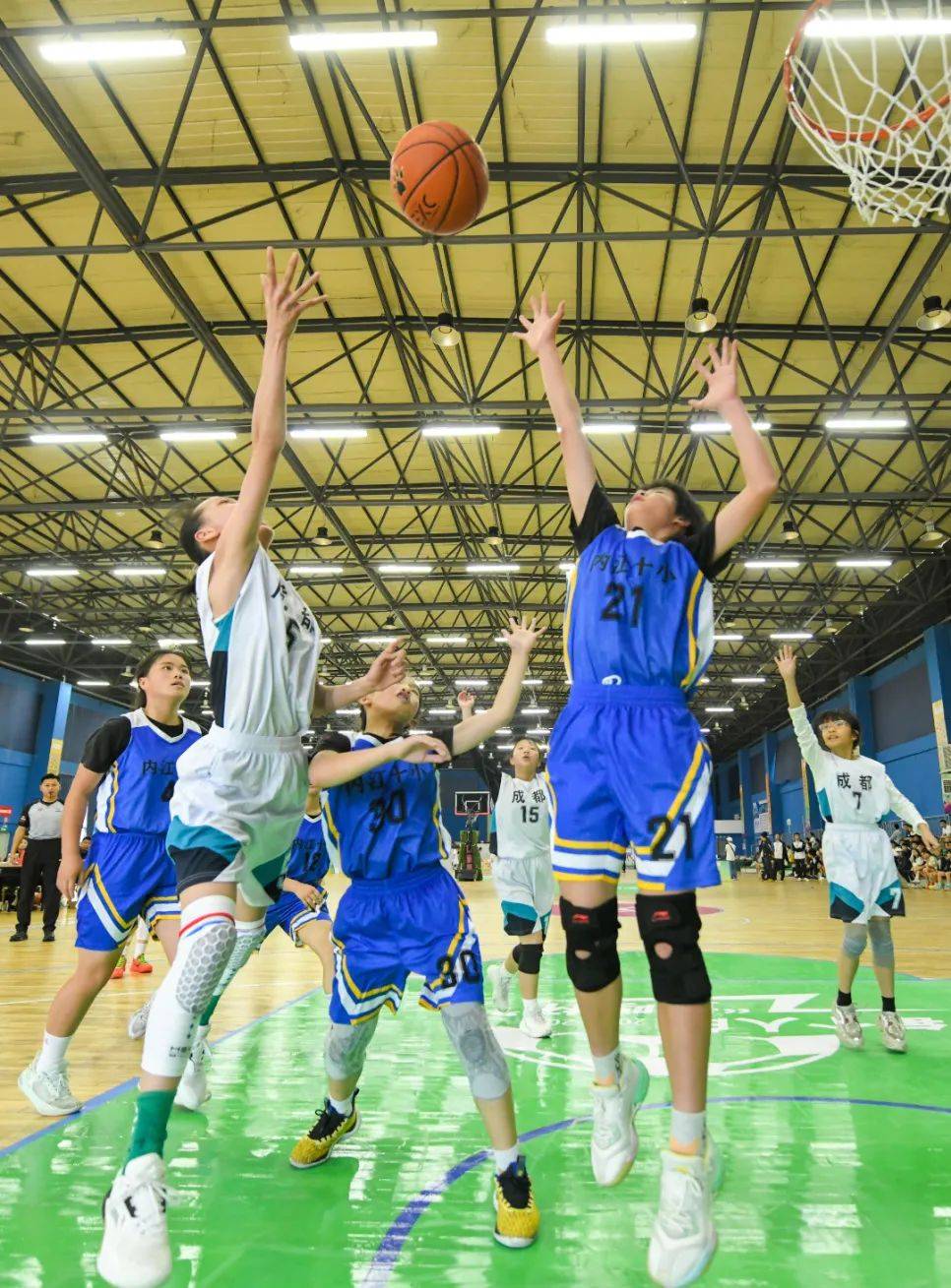 篮球球员大咖集结为慈善比赛