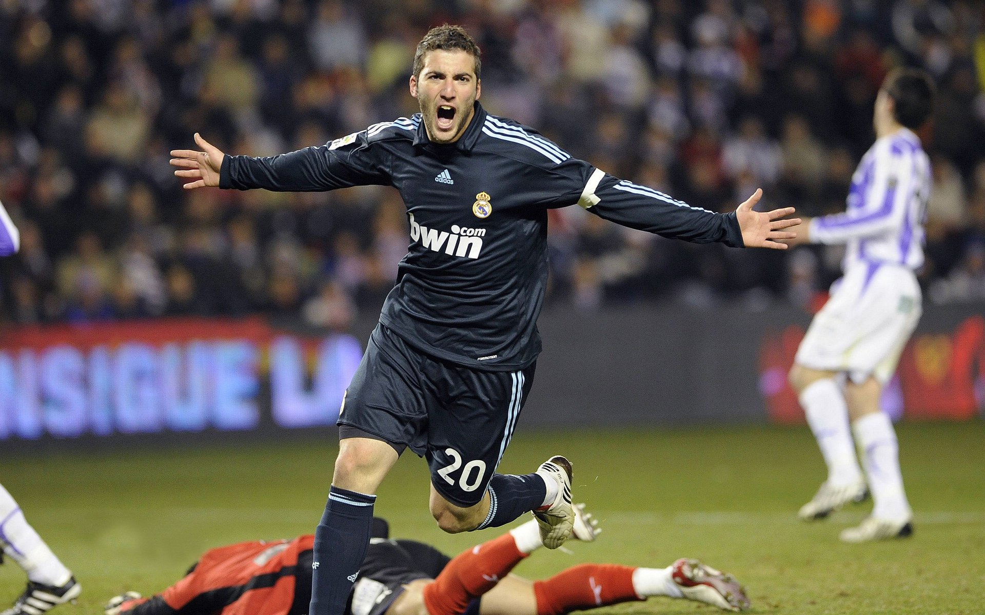 开云下载-当精密齿轮咬碎斑马条纹，德布劳内式爆发与勒沃库森的强行美学