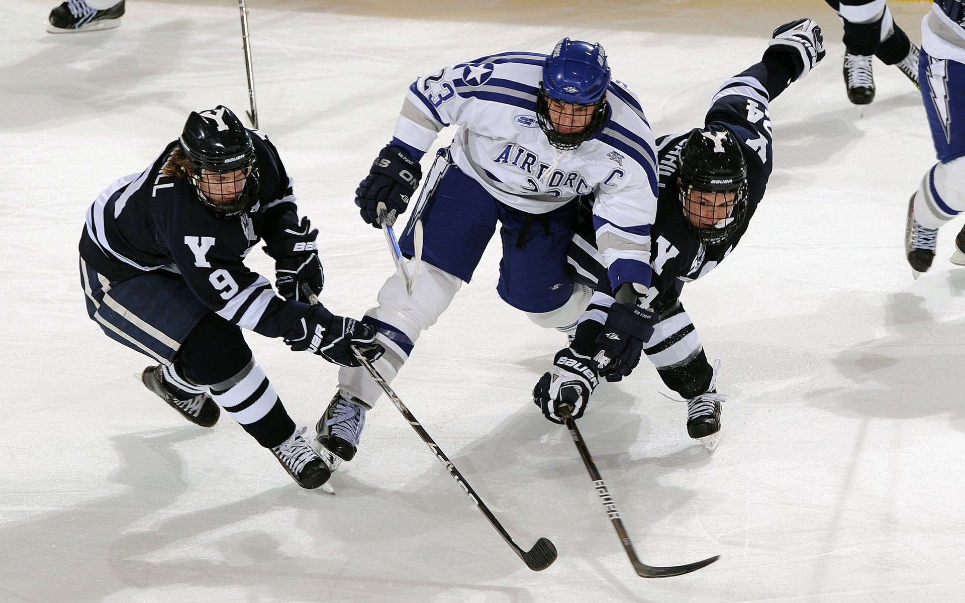 赛道上的毫厘之争，阿隆索刷新纪录，迈凯伦险胜雷诺